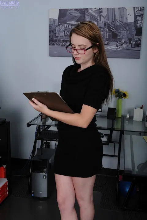 Karlie Brooks: Tattooed Brunette in Glasses Strips Off Her Dress and Shows Her Pussy – photo 2 of 16