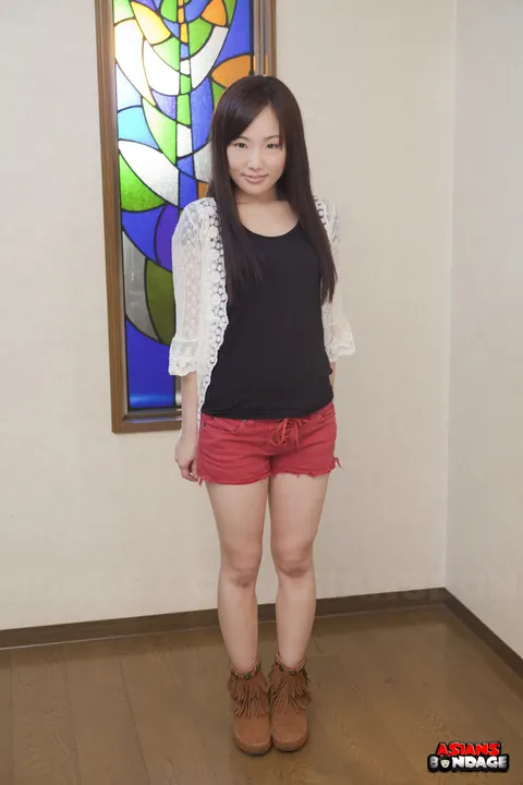 Ai Mizushima: Japanese Brunette Shows Off Her Figure in Red Shorts at the Casting – photo 7 of 15