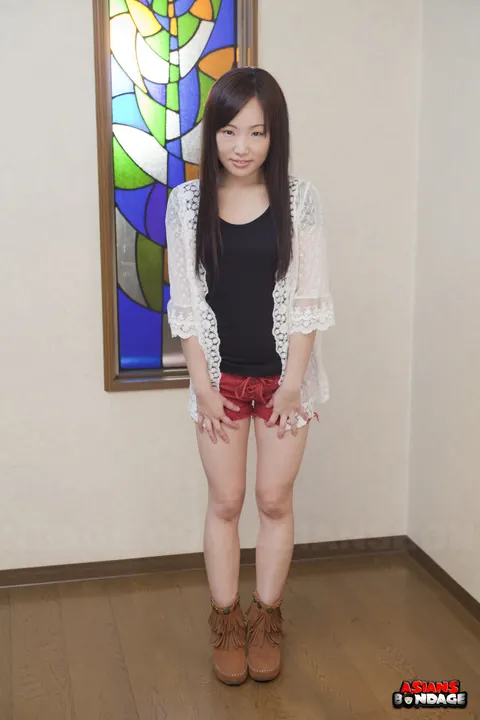 Ai Mizushima: Japanese Brunette Shows Off Her Figure in Red Shorts at the Casting – photo 6 of 15