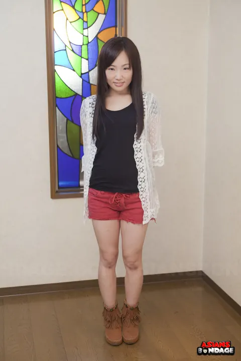 Ai Mizushima: Japanese Brunette Shows Off Her Figure in Red Shorts at the Casting – photo 5 of 15