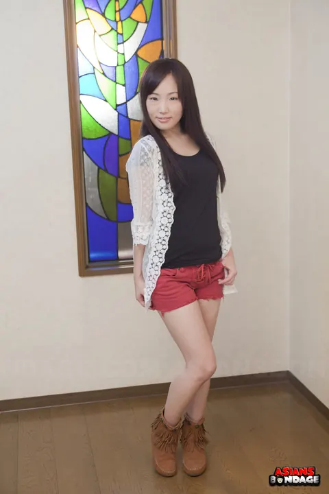 Ai Mizushima: Japanese Brunette Shows Off Her Figure in Red Shorts at the Casting – photo 3 of 15