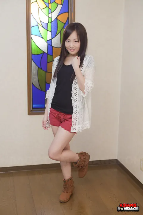Ai Mizushima: Japanese Brunette Shows Off Her Figure in Red Shorts at the Casting – photo 4 of 15