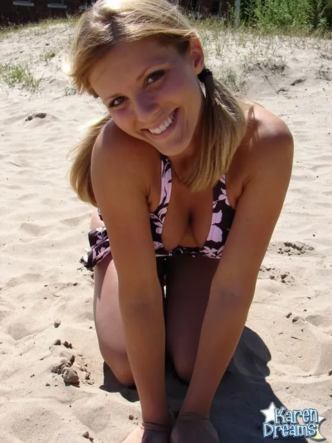 Blonde with Pigtails Strips Out of Her Bikini on Volleyball Pitch – photo 3 of 12