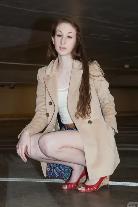 Haley Gladwell: Tall Slim Redhead Flashes Her Pussy in Public – photo 7 of 12