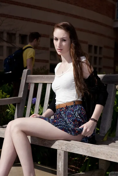 Haley Gladwell: Tall Slim Redhead Flashes Her Pussy in Public – photo 3 of 12