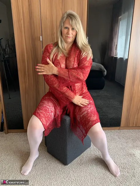 Sweet Susi: Blonde MILF in Lingerie and Stockings Poses Nude – photo 2 of 20