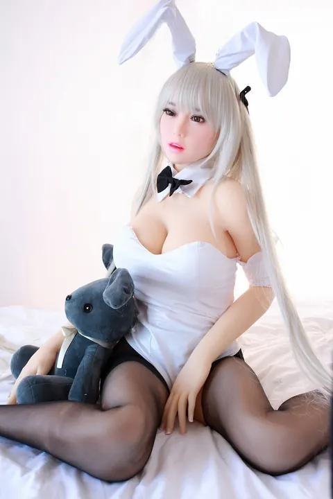 Busty Asian Blonde Shows Her Shaved Pussy – photo 3 of 21