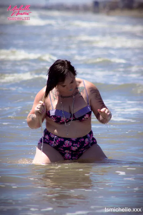 BBW Trans Woman Strips Nude and Poses to Display Her Body – photo 4 of 10