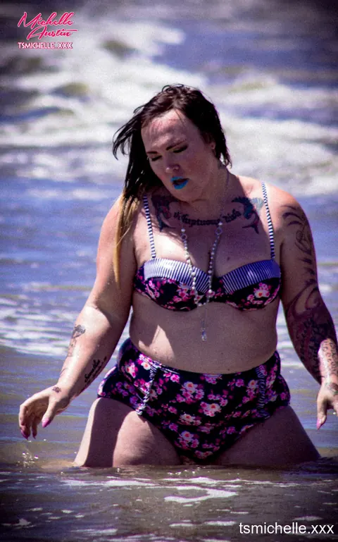 BBW Trans Woman Strips Nude and Poses to Display Her Body – photo 5 of 10