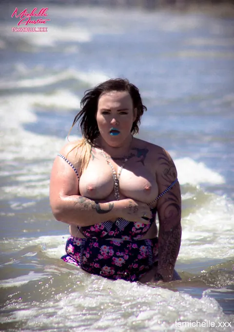 BBW Trans Woman Strips Nude and Poses to Display Her Body – photo 7 of 10