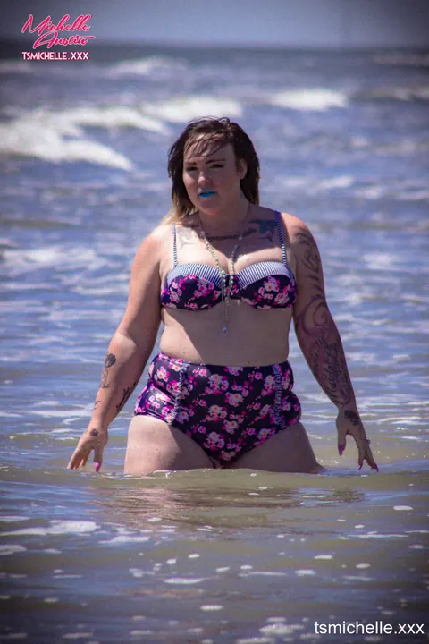 BBW Trans Woman Strips Nude and Poses to Display Her Body – photo 3 of 10