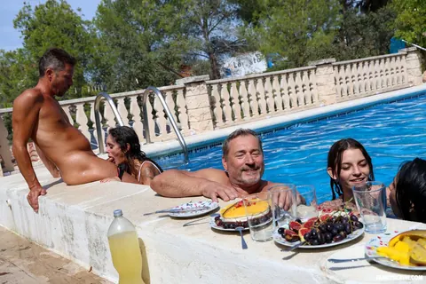 Mary Borbosita: Athletic Women in Bikinis Have Group Sex by the Pool – photo 7 of 20