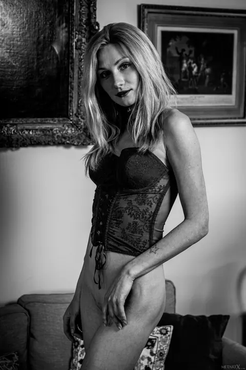 Gerda Rubia: Tall Ukrainian Brunette Undresses and Spreads Her Legs – photo 15 of 21