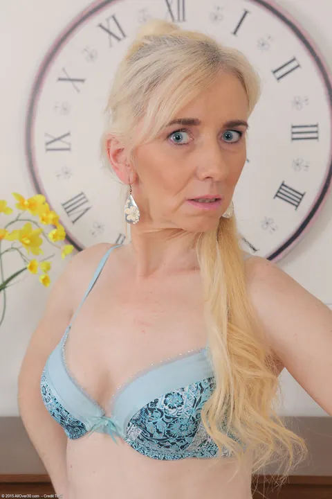 MILF Over 60 Undresses and Poses Fully Nude – photo 4 of 21