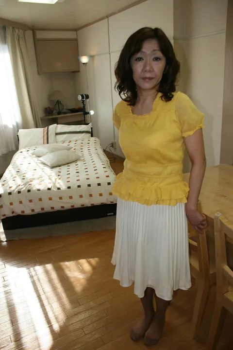 Japanese MILF Strips Naked to Show Her Hairy Pussy – photo 8 of 20