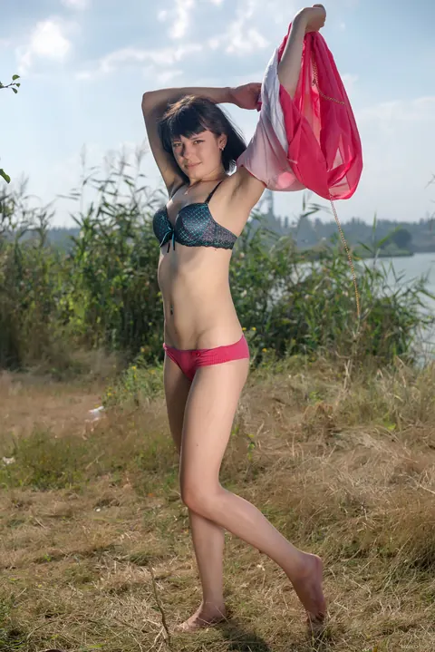 Black MO: Tall Slim Brunette Undresses and Spreads Her Legs Outdoors – photo 4 of 21