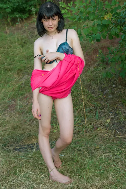 Black MO: Tall Slim Brunette Undresses and Spreads Her Legs Outdoors – photo 20 of 21