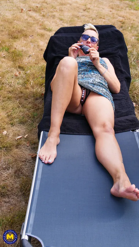 Mandy Mystery: Curvy Blonde MILF Masturbates on a Garden Chair – photo 4 of 11