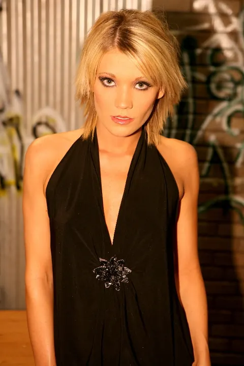 Taylor Hilton: Short-Haired Blonde Masturbates and Gives a Blowjob – photo 1 of 21