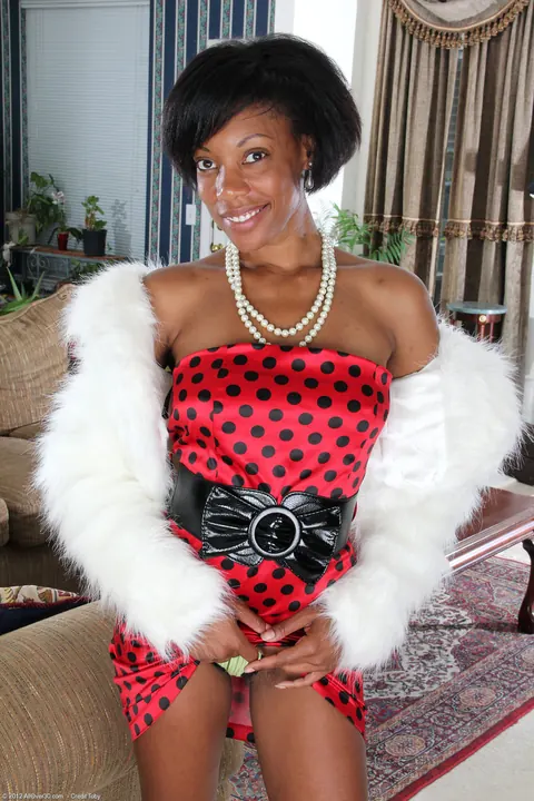 Ebony MILF Pulls Panties Aside and Spreads Her Holes – photo 2 of 21