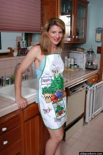 Linda Roberts – Mature Brunette Gets Fucked and Uses a Dildo in the Kitchen