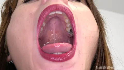MILF Gives a Blowjob and Spreads for the Camera – photo 5 of 15