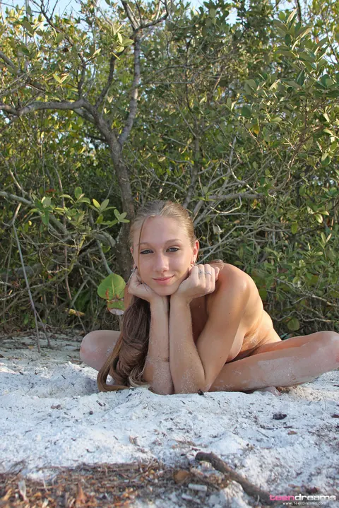 Victoria Nelson: Woman Undresses and Poses Naked on the Beach – photo 15 of 21