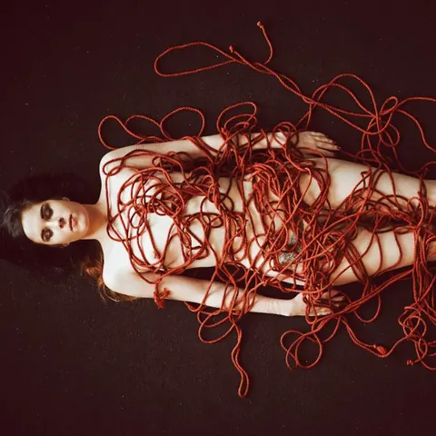 Amber Nevada: European Brunette Poses in Bondage Restraints at a Photoshoot – photo 18 of 21