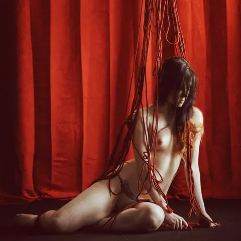 Amber Nevada: European Brunette Poses in Bondage Restraints at a Photoshoot – photo 4 of 21