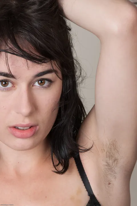 Olive Glass: Thick Brunette MILF Bares All and Spreads Her Hairy Pussy – photo 3 of 20