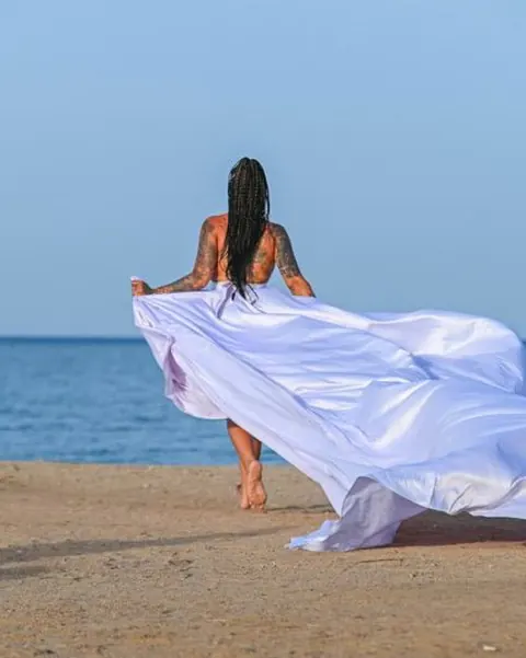 Bikini Babe Strips Nude and Shows Her Ass on the Beach – photo 11 of 13
