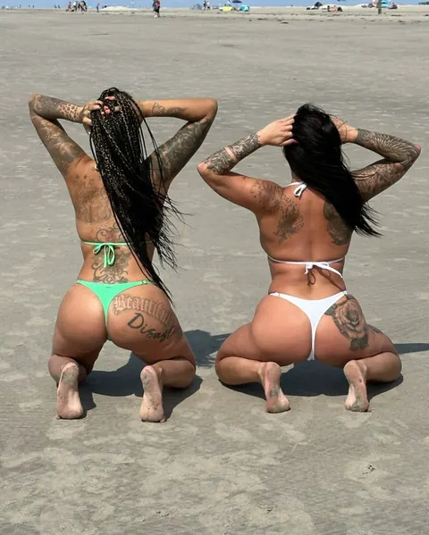 Bikini Babe Strips Nude and Shows Her Ass on the Beach – photo 10 of 13