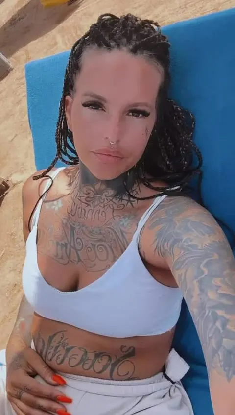Bikini Babe Strips Nude and Shows Her Ass on the Beach – photo 2 of 13