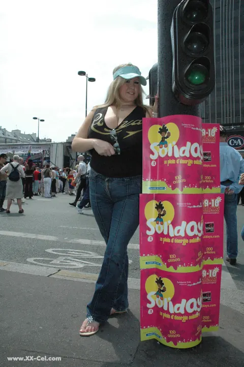 Leah Jayne: Blonde BBW in Jeans and Glasses Flashes Her Big Natural Tits Outdoors – photo 3 of 20