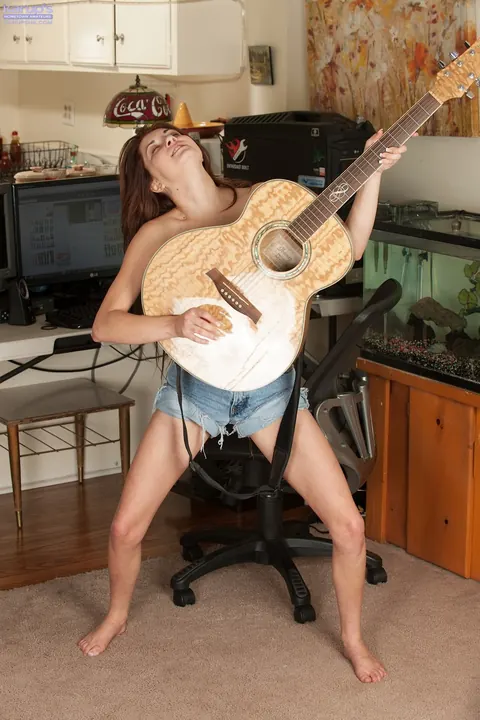 Henley Hart: Petite Redhead Strips Out of Her Shorts and Spreads Her Pussy – photo 2 of 21