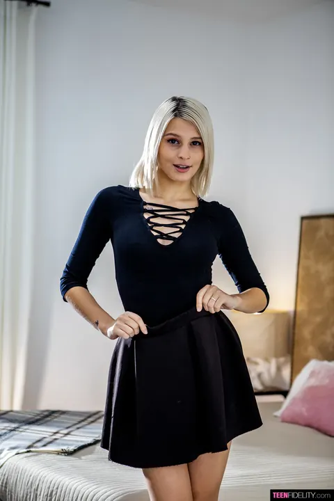 Christy White: Blonde Flaunts Her Slim Figure and Spreads Her Pussy – photo 3 of 21