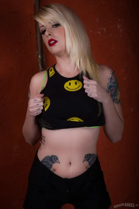 Nicole Malice: Short-Haired Blonde Shows Her Tattoos and Spreads Her Pussy – photo 3 of 17