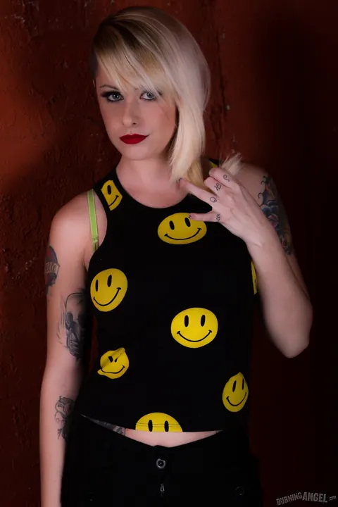Nicole Malice: Short-Haired Blonde Shows Her Tattoos and Spreads Her Pussy – photo 1 of 17