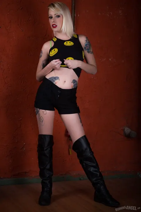 Nicole Malice: Short-Haired Blonde Shows Her Tattoos and Spreads Her Pussy – photo 7 of 17
