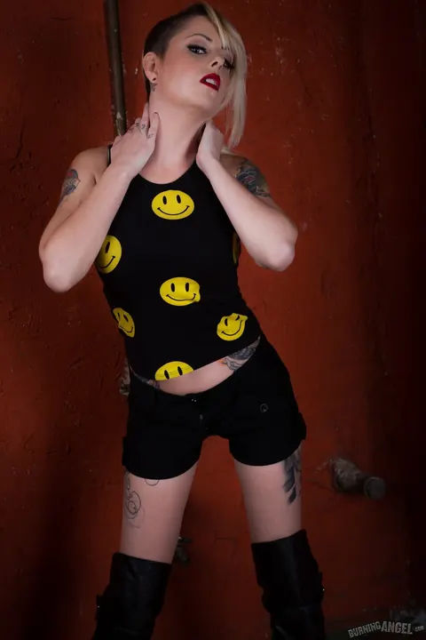 Nicole Malice: Short-Haired Blonde Shows Her Tattoos and Spreads Her Pussy – photo 2 of 17