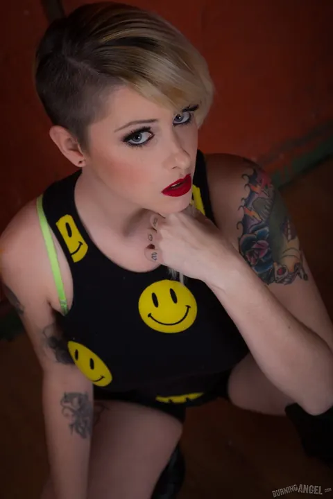 Nicole Malice: Short-Haired Blonde Shows Her Tattoos and Spreads Her Pussy – photo 4 of 17