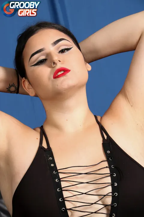 Curvy Trans Woman Undresses and Poses Nude Showing Her Figure – photo 5 of 16