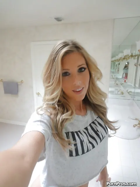 Samantha Saint: Busty Blonde in Lingerie Takes Mirror Selfies in the Bathroom – photo 1 of 15