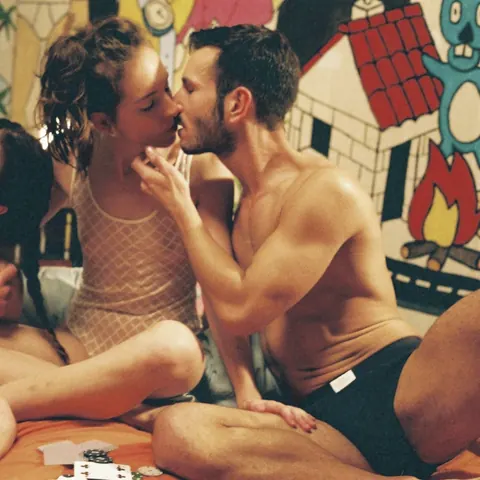Amber Nevada: Tattooed Brunette Sucks and Kisses Two Men in a Threesome – photo 3 of 12