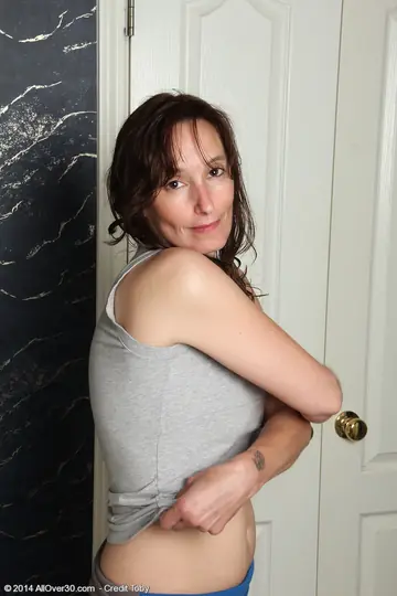 Celeste Carpenter – Mature Brunette Undresses and Spreads in the Bathroom