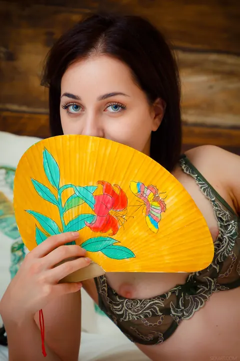 Alin Luxe: Ukrainian Brunette Strips Nude and Shows Her Tattoo – photo 16 of 21