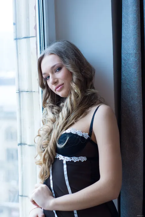 Amy Moore: Tall Curly Blonde in a Dress Strips and Poses Nude – photo 8 of 21