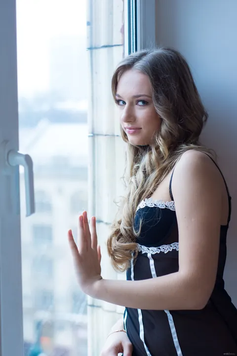 Amy Moore: Tall Curly Blonde in a Dress Strips and Poses Nude – photo 9 of 21