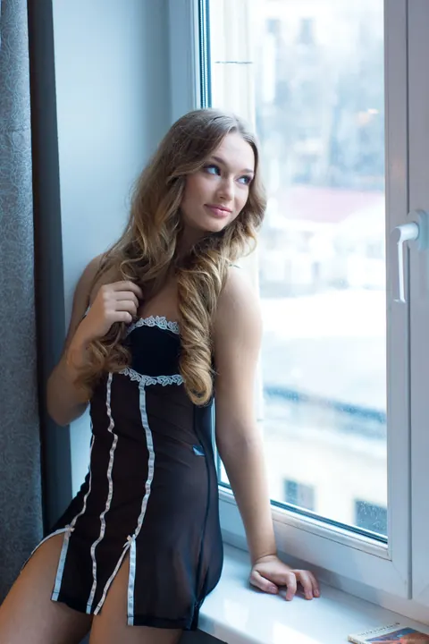 Amy Moore: Tall Curly Blonde in a Dress Strips and Poses Nude – photo 10 of 21