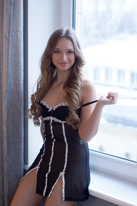 Amy Moore: Tall Curly Blonde in a Dress Strips and Poses Nude – photo 16 of 21